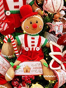 BONECO SENTADO MENINO GINGERBREAD COM CANDY CANNE VERMELHO E BRANCO 41CM - PRÉ VENDA 2025