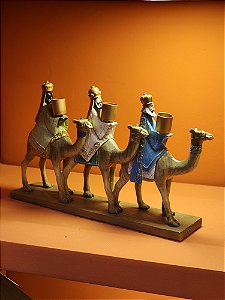 TRÊS REIS MAGOS NOS CAMELOS COM CASTIÇAL EM RESINA 41CM - PRÉ VENDA 2025
