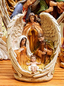 SAGRADA FAMÍLIA EM RESINA COM ANJO 20CM - PRÉ VENDA 2025