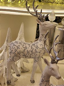 RENA EM PÉ BRANCA E PRATA ARABESCO EM RESINA 33CM - PRÉ VENDA 2025