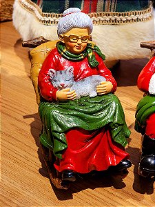MAMÃE NOEL NA CADEIRA DE BALANÇO EM RESINA 15,5CM - PRÉ VENDA 2025