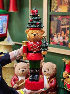 URSO QUEBRA NOZES VERMELHO E VERDE EM RESINA 51,5CM - PRÉ VENDA 2025
