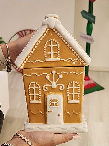 POTE DECORATIVO COM TAMPA CASA GINGER BEGE E BRANCO - PRÉ VENDA 2025