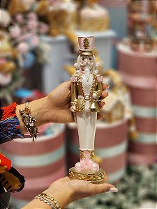 QUEBRA NOZES EM RESINA DOURADO COM ROSA 49CM - PRÉ VENDA 2025