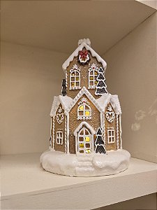 CASA EM RESINA GINGERBREAD COM LED - PRÉ VENDA 2025