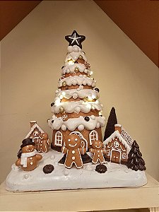CASA COM ÁRVORE E BONECO EM RESINA GINGERBREAD COM LED 24CM - PRÉ VENDA 2025