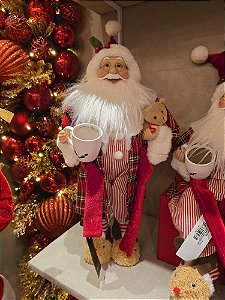 PAPAI NOEL COM PIJAMA E XÍCARA COM URSO 45CM - PRÉ VENDA 2025