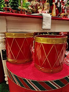 TAMBOR EM METAL DECORADO VERMELHO E DOURADO COM 2 UNIDADES - PRÉ VENDA 2025