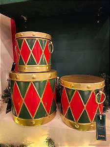 TRIO DE TAMBOR EM METAL DECORADO VERMELHO, VERDE E DOURADO - PRÉ VENDA 2025
