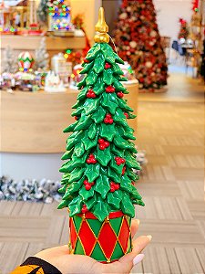 ÁRVORE DECORATIVA EM RESINA VERDE E VERMELHA 27CM  - PRÉ VENDA 2025