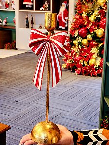 CASTIÇAL EM METAL COM LAÇO VERMELHO E BRANCO 35CM - PRÉ VENDA 2025