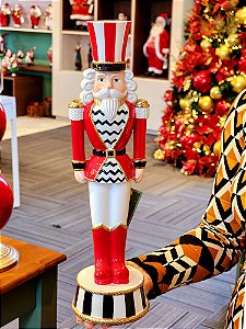 SOLDADINHO DE CHUMBO DE LUXO EM RESINA VERMELHO E BRANCO 37CM - PRÉ VENDA 2025