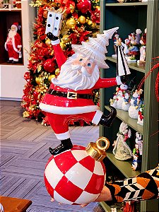 PAPAI NOEL DE LUXO EM RESINA VERMELHO, PRETO E BRANCO 44CM - PRÉ VENDA 2025