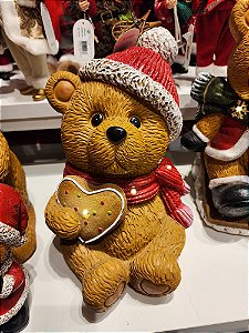 URSO NATALINO SENTADO COM CORAÇÃO EM RESINA COM LED 32CM - PRÉ VENDA 2025