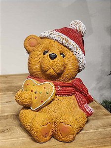 URSO NATALINO SENTADO COM CORAÇÃO EM RESINA COM LED 32CM