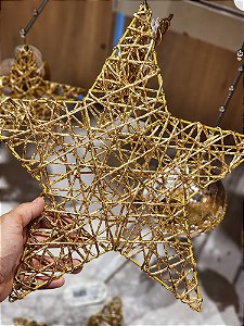 PENDENTE ESTRELA ARAMADA DOURADA 40CM - PRÉ VENDA 2025