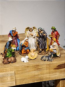 PRESÉPIO EM RESINA COLORIDO COM 11 PEÇAS 18,5CM