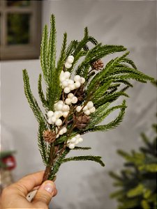GALHO REALISTA TOQUE REAL ARAMADO COM PINHA E BERRY BRANCO 60CM