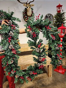 FESTÃO ARAMADO COM BERRY E PINHA 260 GALHOS 2,70CM