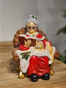 MAMÃE NOEL SENTADA NA POLTRONA COM GATINHO 21CM