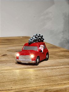 PAPAI NOEL DIRIGINDO CARRO VERMELHO COM ÁRVORE 9CM