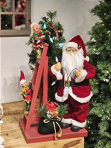 PAPAI NOEL COM ELFOS E ÁRVORE COM LUZES COM MOVIMENTOS SOM E LUZ 75CM
