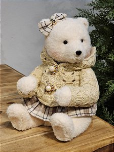 URSO SENTADO BRANCO MENINA COM SUETER CHAMPANHE 26CM