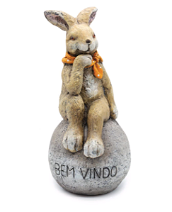 COELHO SENTADO NA PEDRA BEM VINDO 41CM - PRÉ VENDA 2026
