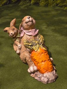 COELHO DEITADO COM CENOURA 46CM