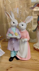 CASAL DE COELHOS COM BISCOITO E CHÁ 26CM - PRÉ VENDA 2026