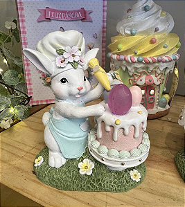 COELHO CONFEITEIRO DECORANDO OVO 16CM - PRÉ VENDA 2026