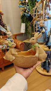 COELHO CHOCOLATE COM FILHOTE NO CESTO 25CM - PRÉ VENDA 2026