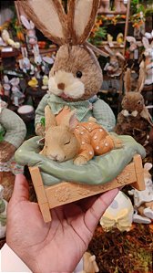 COELHO DE PIJAMA DEITADO NA CAMA 15CM - PRÉ VENDA 2026
