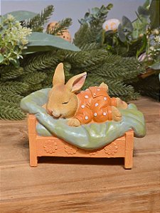 COELHO DE PIJAMA DEITADO NA CAMA 15CM