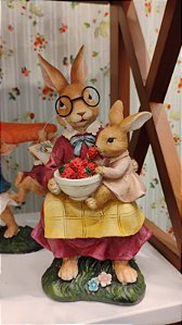 COELHA COM FILHOTE COM CESTO DE MORANGOS 22CM - PRÉ VENDA 2026