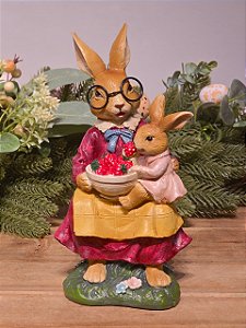 COELHA COM FILHOTE COM CESTO DE MORANGOS 22CM