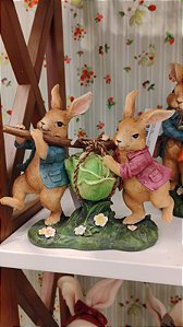 CASAL DE COELHOS CARREGANDO 18CM - PRÉ VENDA 2026