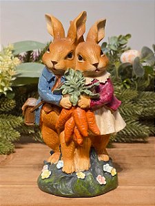 CASAL DE COELHOS COM CENOURAS 20CM