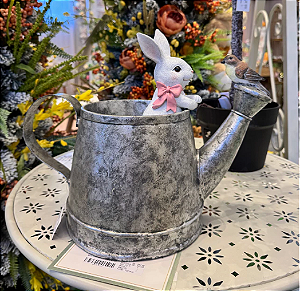 COELHO NO REGADOR COM PÁSSARO 35CM - PRÉ VENDA 2026