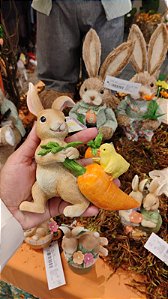 COELHO COM CENOURA E PINTINHO 15CM - PRÉ VENDA 2026