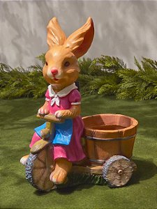 COELHA ROSA NA BICICLETA 45CM PARA USO NO JARDIM