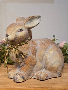 COELHO EM RESINA RÚSTICO 30CM