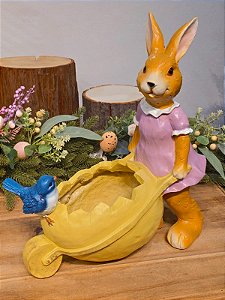 COELHA COM CARRINHO DE MÃO PARA JARDIM 41CM