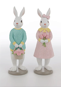 CASAL DE COELHOS COM SUETER COM FLORES 23CM - PRÉ VENDA 2026