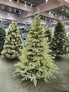 ÁRVORE PINHEIRO REALISTA PARIS 2,40CM 4506 GALHOS SUPER ILUMINADA 8200 LEDS WARM BIVOLT - PRÉ VENDA 2026