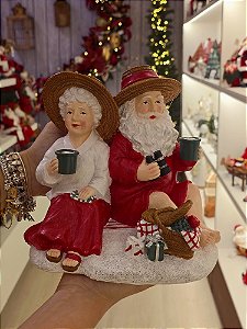 PAPAI NOEL E MAMÃE NOEL FAZENDO PIQUENIQUE 20,5CM - PRÉ VENDA 2026