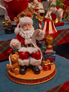 PAPAI NOEL NO SOFÁ COM PRESENTES COM LED 28CM - PRÉ VENDA 2026