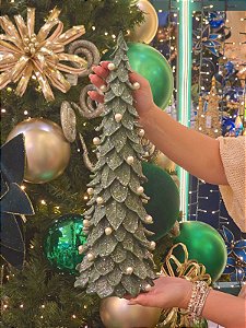 ÁRVORE EM RESINA VERDE COM PEROLAS 45,5CM - PRÉ VENDA 2026