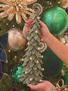 ÁRVORE EM RESINA VERDE COM PEROLAS 38CM - PRÉ VENDA 2026