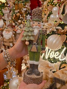 SOLDADO QUEBRA NOZES VERDE RÚSTICO COM ÁRVORE 31CM - PRÉ VENDA 2026